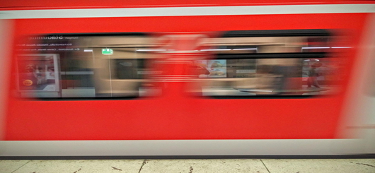 Lass die Bahnfahrt möglichst schnell vorbeigehen denken sicherlich einige Fahrgäste