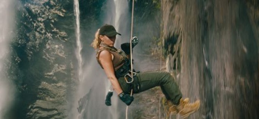Scarlett Johansson als Zora Bennett beim Abseilen in 